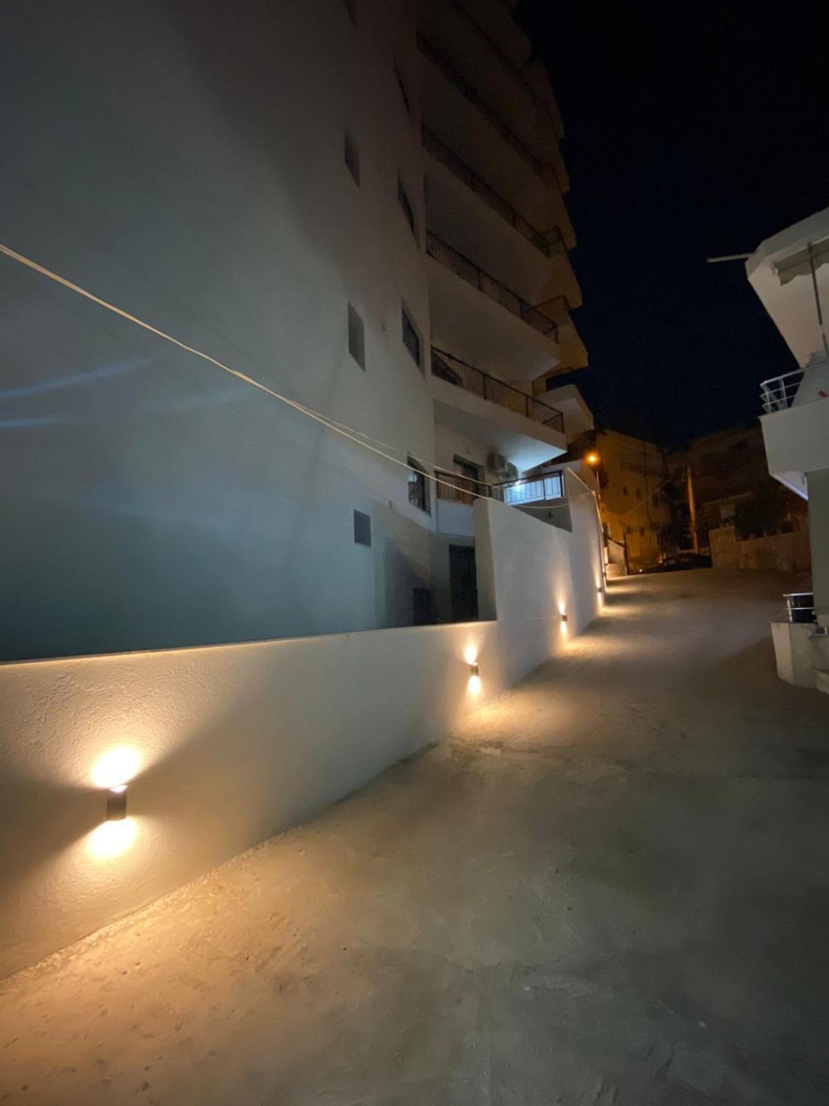 White * Sarande